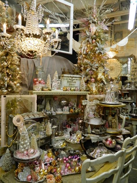 Antique Shop Christmas Display, Sparkle Decor, Vintage Booth Display, Christmas Booth, Antique Booth Displays, Vintage Booth, Antique Booth Ideas, Craft Booth Display, Market Booth