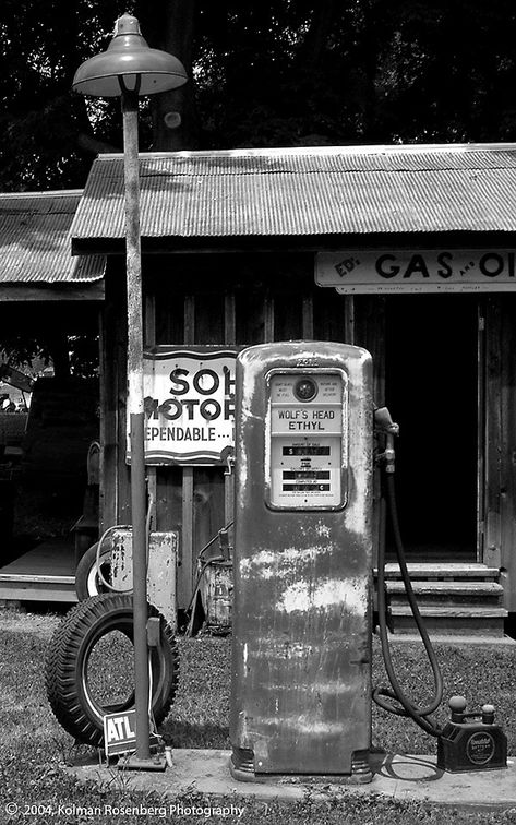 Old Gas Pumps, Vintage Gas Pumps, Pompe A Essence, Old Gas Stations, Bold Artwork, Gas Pump, Gas Pumps, Service Station, Rural Landscape