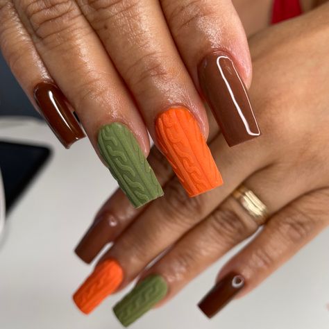 Orange Sweater Nails, Fall Nails 2023 Orange, Autumn Nails Green And Brown, Olive Green And Orange Nails, Orange And Green Fall Nails, Green Orange Brown Nails, Orange And Green Nail Designs, Fall Nails Green And Brown, Green And Orange Nails Fall