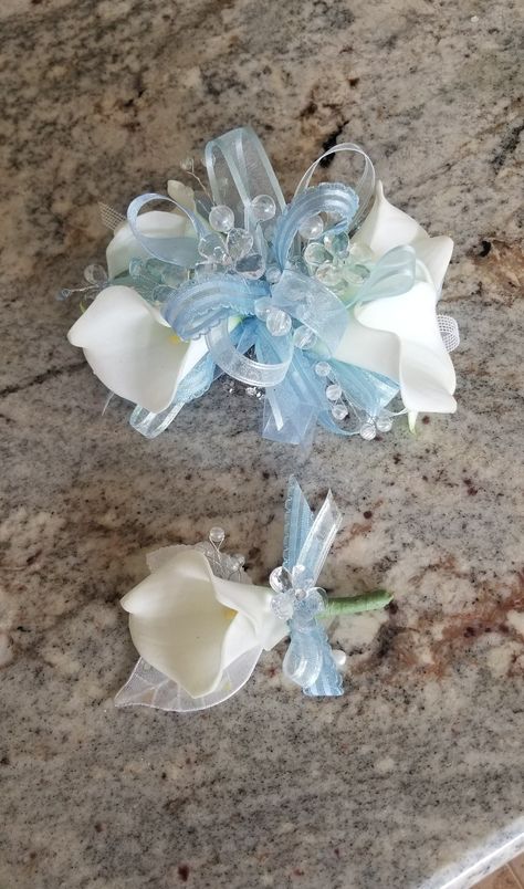 Light Blue Prom Corsage, Light Blue Corsage, Prom Corsage Pink, Lily Corsage, Mailbox Bows, Blue Calla Lily, Corsage Pink, Blue Corsage, White Corsage