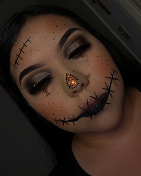 Jennifer Sanchez💛 on Instagram: “Glam scarecrow 🍁  Eyebrows: @elfcosmetics Lock on liner and brow cream in espresso  Eyes: @morphebrushes x @jaclynhill pallet…” Scar Crow Makeup, Glam Scarecrow, Crow Makeup, Jennifer Sanchez, Scarecrow Makeup, Scare Crow, Cute Halloween Makeup, Makeup Style, Scarecrow