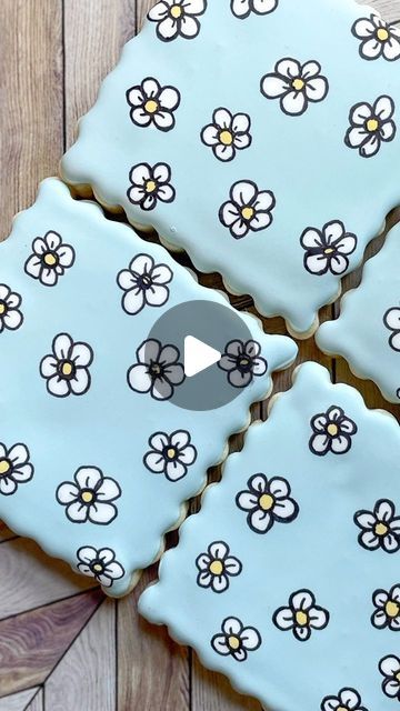 Royal Icing Designs Ideas, Welcome Cookies Decorated, Iced Biscuits Ideas, Decorated Round Cookies, Flower Iced Cookies, Floral Birthday Cookies Decorated, Croc Cookies, Happy Birthday Cookies Decorated Women, Cookie Decorating Designs