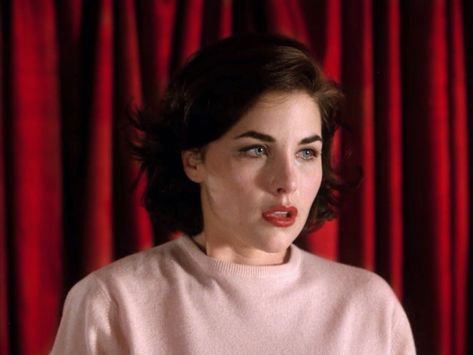 audrey-horne-twin-peaks Twin Peaks Cast, Twin Peaks 1990, Audrey Horne, Sherilyn Fenn, Laura Palmer, Twin Peaks, Dark Hair, Style Icon, Blue Eyes