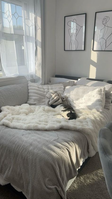 Girly Apartments Bedroom, Clean Bedroom Aesthetic Grey, Bed Inspo Cozy, Grey Cozy Bedroom, Room Ideas Aesthetic Grey, Grey Aesthetic Room, Bed Aesthetic Cozy, Aesthetic Bedding, Bubble Blanket