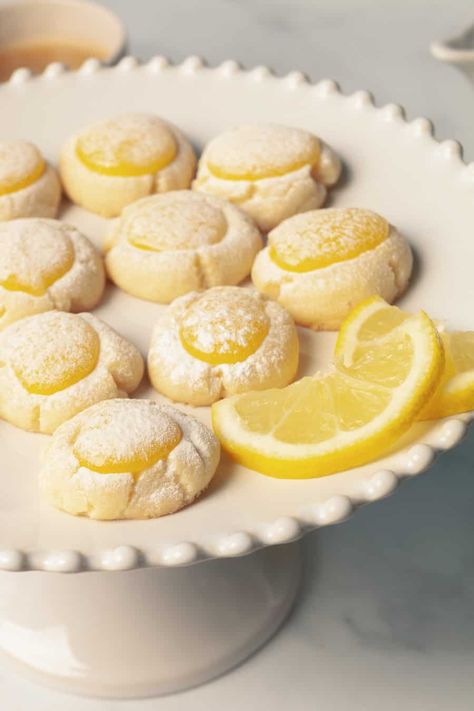 Lemon Drop Shortbread Cookies, Lemon Wedding Cookies, Lemon Chip Cookies, Lemon Drop Cookies Recipes, Sharable Desserts, Christmas Cookies Lemon, Lemon Christmas Cookies, Bbq Dessert, Vegan Xmas