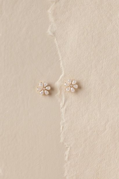 خواتم خطوبة, Small Earrings Gold, Daisy Studs, Jewelry Design Earrings, Fancy Jewellery, Gold Earrings Designs, Small Earrings Studs, Jewelry Lookbook, Fancy Jewelry