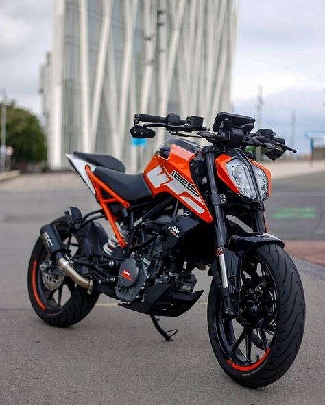 KTM - READY TO RACE INDIA on Instagram: “Duke 125 @flyingdog1_ _____ #Duke125 #ktm #wheelie #dirft #Dukepower #stuntriding #dukearmy #readytorace #390duke #stunt #bikebuild #Ktm…” Ktm Cafe Racer, Duke Motorcycle, Ktm Super Duke, Ktm Supermoto, Ktm 125 Duke, Xe Ducati, Ktm Duke 200, Tmax Yamaha, Duke 390