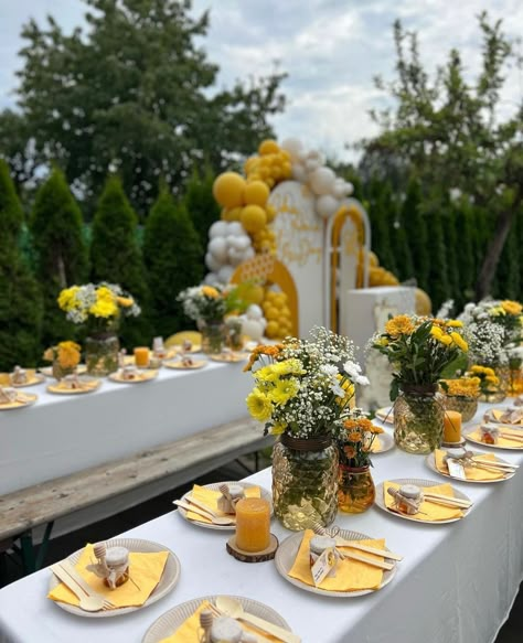 First Bee-day Winnie The Pooh Tablescape, Winnie The Pooh Garden Party, Winnie The Pooh Party Table, Winnie The Pooh Baby Shower Table, Winnie The Pooh Party Theme, Winnie De Pooh Birthday Party, Winnie The Pooh Birthday Party Decor, Winnie Pooh First Birthday, Winnie The Pooh First Birthday Ideas