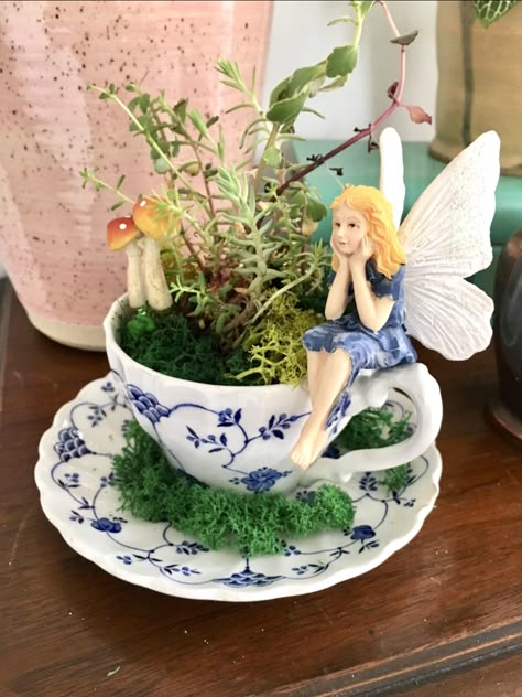 Fairy In Teacup, Fairy Garden Tea Cups, Tea Cup Fairy House, Tea Cup Miniature Garden, Old Tea Pots Ideas Plants, Cup Saucer Crafts Ideas, Plants In Teacups, China Tea Cups Crafts, Succulents In Teacups