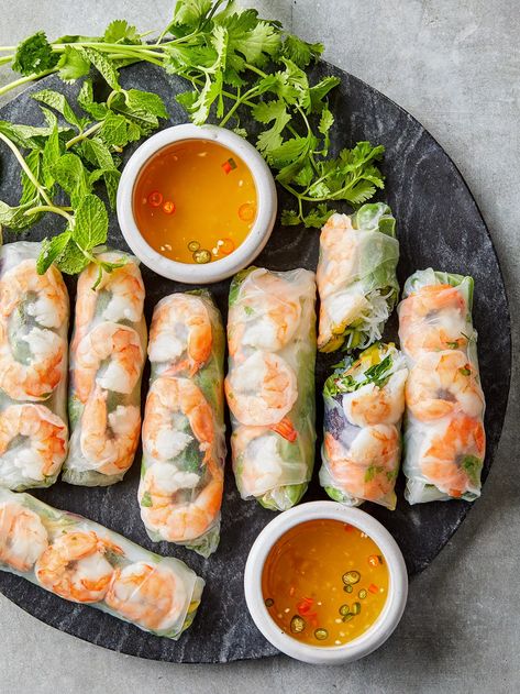 Gluten Free Dipping Sauces, Fresh Mango Recipes, Asian Treats, Shrimp Spring Rolls, Asian Meals, Shrimp Rolls, Plats Healthy, Rice Paper Rolls, Spring Roll Recipe