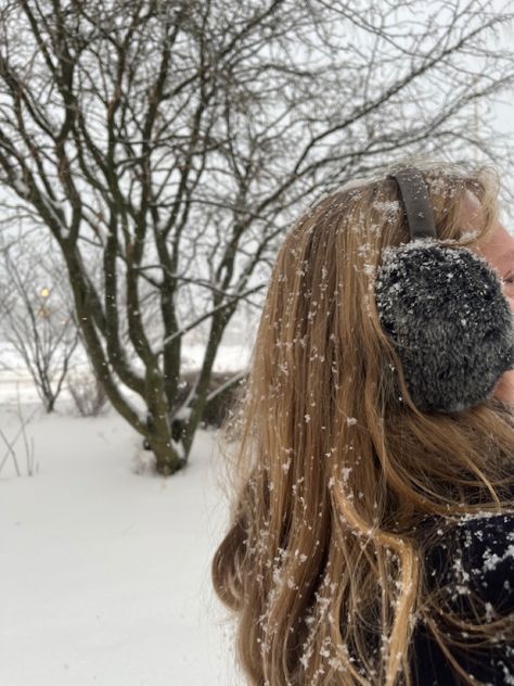 Snow and snowflakes at christmas time. Cute Winter Photos, Aesthetic Winter Photos, Cold Winter Aesthetic, Blonde Christmas, Pastel Winter, Angel Energy, Winter Princess, Snow Princess, Winter Girl