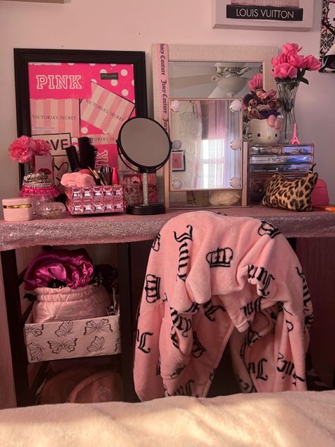 pink Bedroom Aesthetic Black And White, Posters For Wall Bedroom Aesthetic, Bedroom Aesthetic Black, Mcbling Room, 2000s Room, Y2k Bedroom, Ideas Habitaciones, Y2k Room, Pink Room Decor