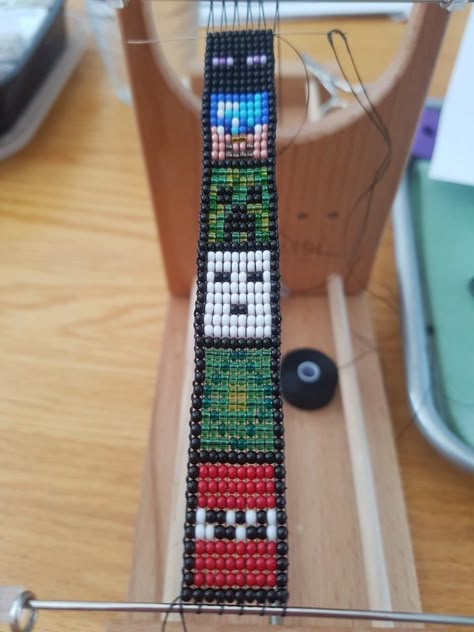 Minecraft Bead Loom Minecraft Loom Patterns, Minecraft Bracelet, Loom Beaded Necklace, Minecraft Beads, Loom Animals, Seed Bead Bracelet Patterns, Native American Beadwork Patterns, Diy Beaded Rings, Bead Loom Designs