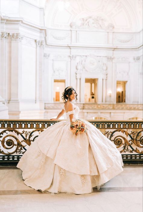 Quinceanera Couple Pictures, Quiencenara Photoshoot, 15 Photoshoot Ideas, Quince Poses, Quinceanera Pink Theme, Quince Photoshoot, Quince Picture Ideas, Quince Photoshoot Ideas, Quince Pictures