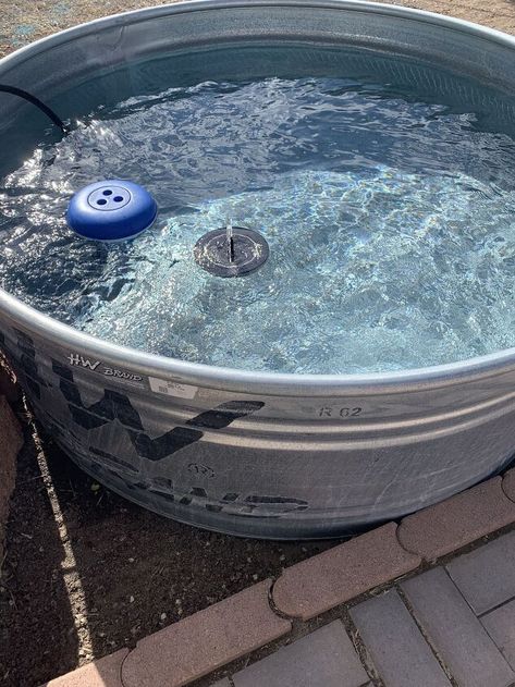 A cattle stock tank pool...So very perfect for a quick dip to cool off in the backyard - yes!!However, keeping the pool water clear and clean can be a constant battle. An essential solution is a cover for the stock tank to keep out dirt and leaves. Purchasing one can be expensive, and the cover usually requires numerous cords to secure it in place.Here's an easy DIY tutorial to create a simple and almost free stock tank cover. All you need is a fitted full-size sheet (fits a 6 feet wid… Stock Tank Pool Cover, Diy Stock Tank Pool, Diy Stock Tank, Stock Tank Pool Diy, Quick Dip, Stock Tank Pool, Tank Pool, Dream Yard, Stock Tank