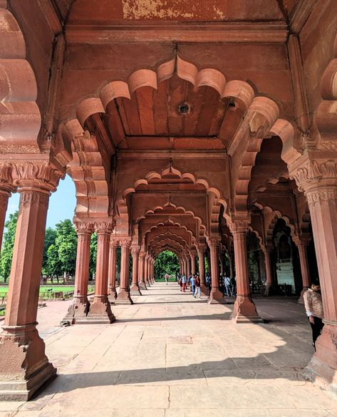 The Red Fort, Delhi, is a huge complex that contains a number of palaces, halls, and mosques. Red Fort Delhi, Humayun’s Tomb, Lotus Temple, Agra Fort, Red Fort, Golden Triangle, Railway Station, Agra, Tour Guide