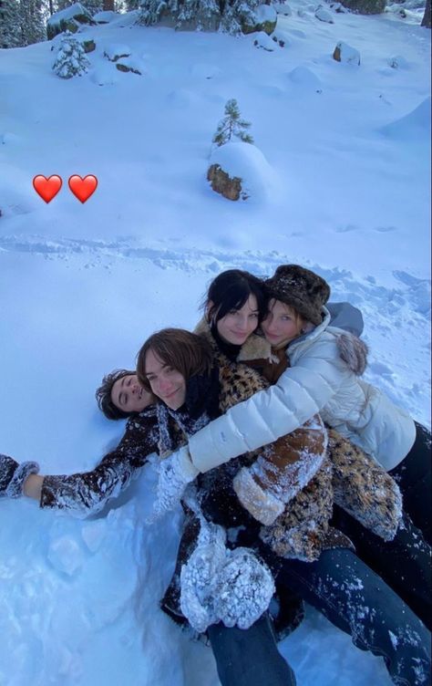 Photo Ski, Snow Trip, 사진 촬영 포즈, Winter Inspo, Winter Photos, Ski Season, Foto Poses, Winter Pictures, Best Friend Goals