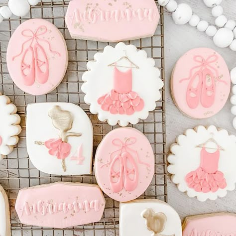 Elegant Cookies, Ballerina Cookies, Ballerina Baby Showers, Ballet Birthday, Ballerina Cakes, Ballerina Birthday Parties, Diy Party Favors, Ballerina Party, Sugar Cookie Designs