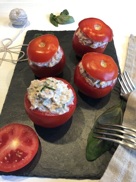 tomates farcies au thon Tuna Salad Stuffed Tomatoes, Tomato Farcie, Baked Apples, Vegetable Salad, Fruit Desserts, Stuffed Green Peppers, Caprese Salad, Fruit Recipes, Recipe Collection