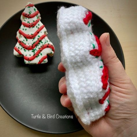 Greetings fellow creatives and crocheters! If you're looking for amazing creative ideas and free crochet patterns, don't hesitate to click the link above! 🚇 Winter Coziness, Granny Christmas, Crochet Christmas Trees Pattern, Holiday Crochet Patterns, Crochet Christmas Hats, Crochet Christmas Tree, Crochet Tree, Christmas Cake Designs, Little Debbie