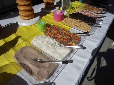 Donut Hole Bar, Donut Bar Birthday, Cereal Bar Party Ideas, Donut Bar Ideas, Diy Donut Bar, Cereal Donuts, Doughnut Bar, Donut Station, Donut Icing