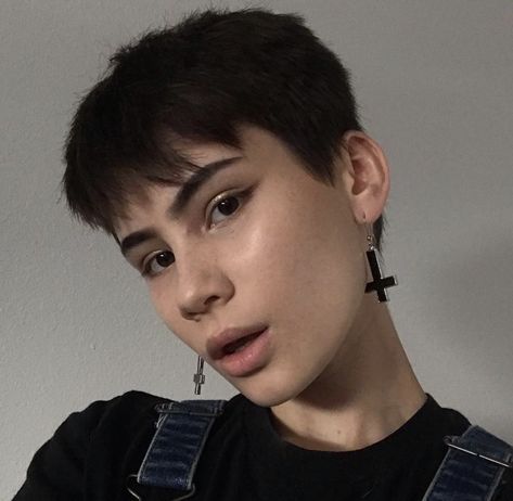 Ian Alexander 23 Leading Trans And Non-Binary Actors Who Deserve More Airtime Non Binary Haircuts, Androgynous Hair, Makeup Hacks Beauty Secrets, Trendy Short Haircuts, Punk Hair, Edgy Hair, Shaved Sides, Non Binary, Fluffy Hair