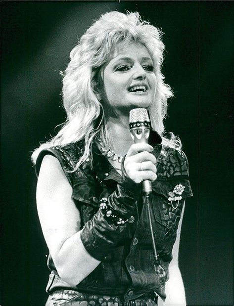 Bonnie Tyler Total Eclipse Of The Heart, Bonnie Tyler 80s, Rock Singer, Eclipse Of The Heart, Bonnie Tyler, Skating Costumes, Yee Haw, Alice Cooper, Music Legends