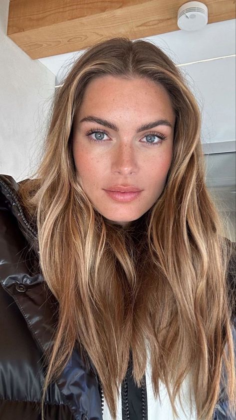 Soft Summer Color Palette Hair Blonde, Brown Hair Going Blonde, Soft Summer Hair Color Ideas Blonde, Barely Blonde Highlights, Soft Summer Hair Color Palette, Soft Summer Blonde Hair, Soft Summer Hair Color Ideas, Caramel Bronde, Rambut Brunette