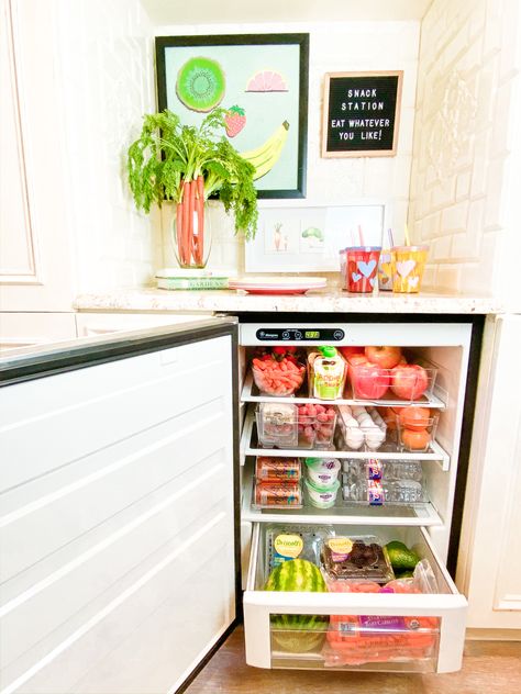 A Healthy After School Snack Station For Your Kids | Turtle Creek Lane Smoothie Station, Turtle Creek Lane, Snackle Box, Healthy Breakfast For Kids, Snack Cart, Snack Station, Drink Fridge, After School Snack, Snack Prep