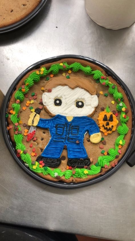 Michael Myers cookie Michael Myers Cupcakes, Michael Myers Cookies, Michael Myers Cake Ideas, Michael Myers Birthday Cake, Michael Myers Cake, Halloween Dessert Bars, Halloween Cookie Cake, Halloween Bakery, Holiday Themed Desserts