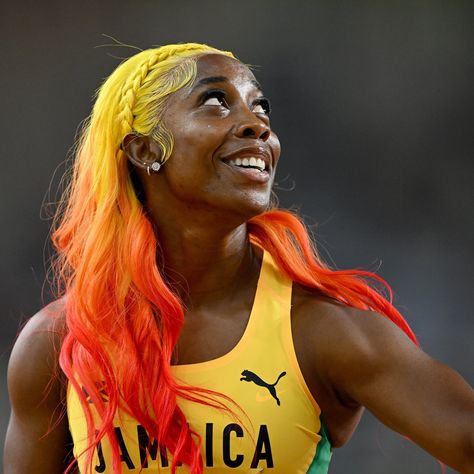 Shelly-Ann Fraser-Pryce (Jamaica) 🥉 100 metres 🥈 4x100 metres • 2023 World Athletics Championships (Budapest) ⭐ Colored Hair, Style Shelly Ann Fraser Pryce, Track Athletes, Shelly Ann Fraser, Athletics Track, Track And Field Athlete, World Athletics, Athletic Girls, Olympic Athletes, Athletic Hairstyles