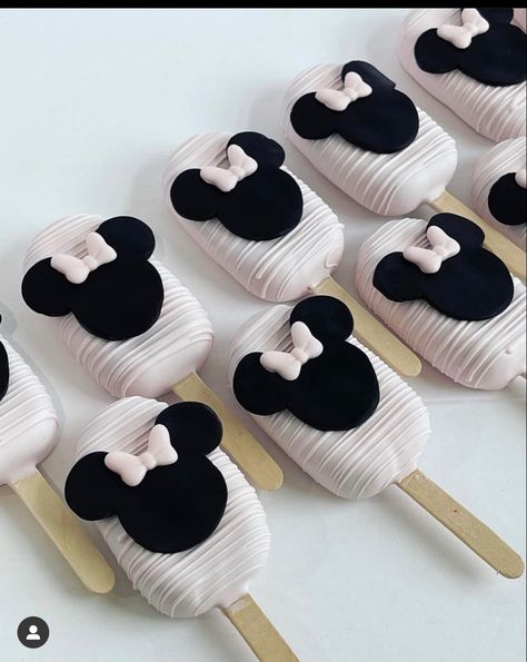 Minnie Cakesicles, Minnie Mouse Cakesicles, Mickey Mouse Cakesicles, Minnie Desserts, Minnie Mouse Desserts, Minnie Mouse Cakepops, Mickey Cake Pops, Minnie Mouse Cake Pops, Minnie Mouse Birthday Theme