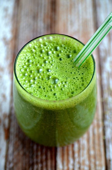 Mean Green Kale Smoothie Celery Smoothie Recipes, Easy Spinach Recipes, Celery Smoothie, Low Carb Spaghetti, Spinach Smoothie Recipes, Kale Smoothie, Superfood Smoothie, Spinach Smoothie, Mean Green