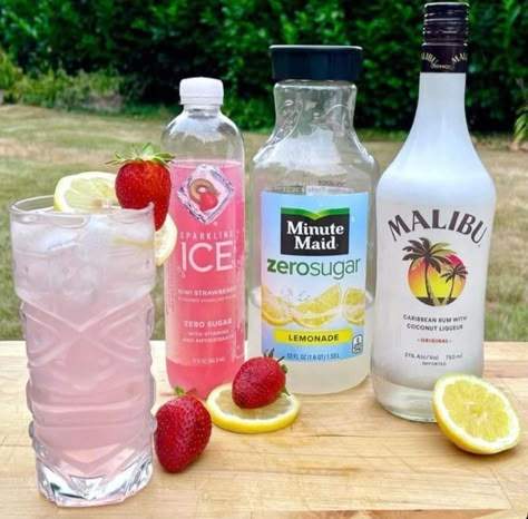 Easy Drink Recipes Alcoholic, Strawberry Lemonade Cocktail, Low Calorie Alcoholic Drinks, Sparkling Strawberry Lemonade, Healthy Alcoholic Drinks, Berry Lemonade, Lemonade Drink, Fun Drink Recipe, Fun Drinks Alcohol