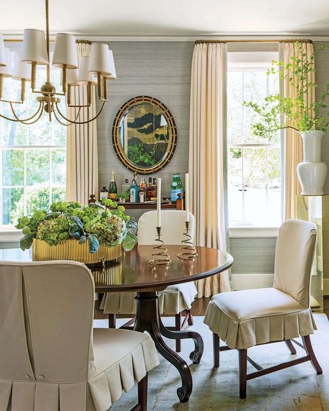 The Dining Room Chippendale Chairs, Stylish Dining Room, Traditional Dining Room, Southern Homes, Style Loft, The Dining Room, Dining Room Inspiration, Small Dining, Living Dining