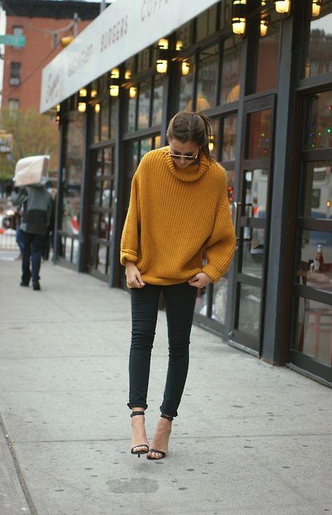 Oversized mustard knit jumper by Guess, black skinny jeans, and skinny heels Pullover Sweaters Outfits, Cute Oversized Sweaters, Weekend Mode, Oversized Sweater Outfit, Walking Down The Street, Quoi Porter, Pullover Mode, Looks Chic, 가을 패션