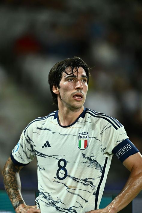 Italy Football Team, Sandro Tonali, Italy Team, Italy National Football Team, Italy Football, Team Wallpaper, Football Images, Football Kits, Inside Jokes