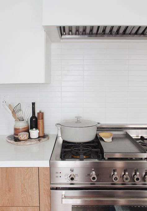 White Kitchen Backsplash, Subway Tile Kitchen, Kitchen Backsplash Designs, All White Kitchen, Cozy Kitchen, Kitchen Tile, Kitchen Tiles Backsplash, Trendy Kitchen, Kitchen Tiles