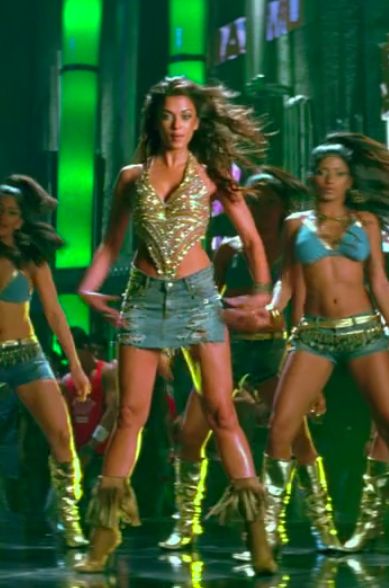 bipasha basu in dhoom 2 90s Outfits Bollywood, Bipasha Basu 90s, 2000s Indian Fashion, Bollywood Theme Party Outfit Ideas, 2000s Bollywood Fashion, Y2k Bollywood, Rave Outfits Diy, Bollywood Theme Party Outfit, Manifestation List