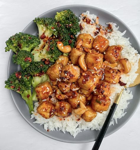 Sticky cashew tofu. Kinda like cashew chicken, except not. Because of the way that the tofu is coated in cornflour and then drenched in sauce, the texture actually kinda resembles chicken.. at least for me anyway! Creamy Pesto Pasta, Spicy Peanut Sauce, London Eats, Creamy Pesto, Cashew Chicken, Spicy Pork, Baked Tofu, Hoisin Sauce, Tofu Recipes