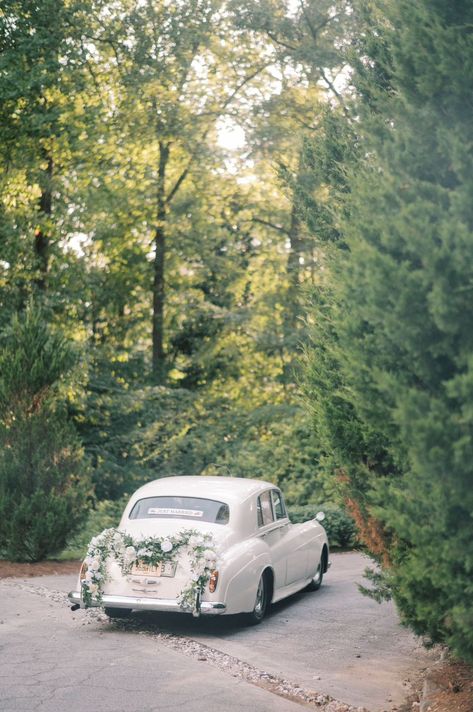 Reception Send Off, Wedding Ceremony Entrance, Southern Wedding Reception, Classic Car Wedding, Wedding Getaway Car, Wedding Getaway, Classy Wedding Decor, Cars Old, Just Married Car