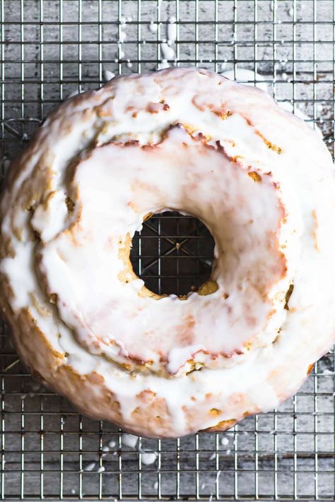 Glazed donut bundt cake Buttermilk Donut Cake, Doughnut Bundt Cake, Easy Thanksgiving Dessert Recipes, Glazed Cake, Bundt Cake Recipes, Old Fashioned Donut, Cake Pretty, Dessert Homemade, Buttermilk Cake