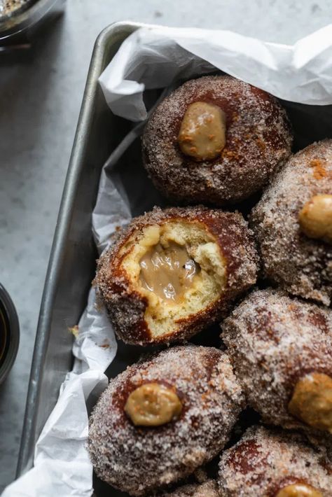 Brunch Bites, Brioche Donuts, Cream Filled Donuts, Donut Worry, Filled Donuts, Doughnut Recipe, Fried Dough, Pastry Cream, Fall Spices