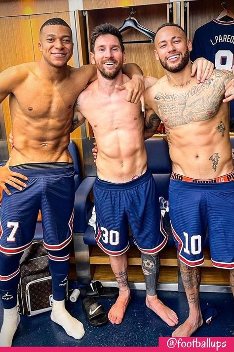 Madrid Football, Lionel Messi Barcelona, Messi And Neymar, Ronaldo Videos, Men Sport Pants, Soccer Photography, Sport Inspiration, Football Fashion, Soccer Guys