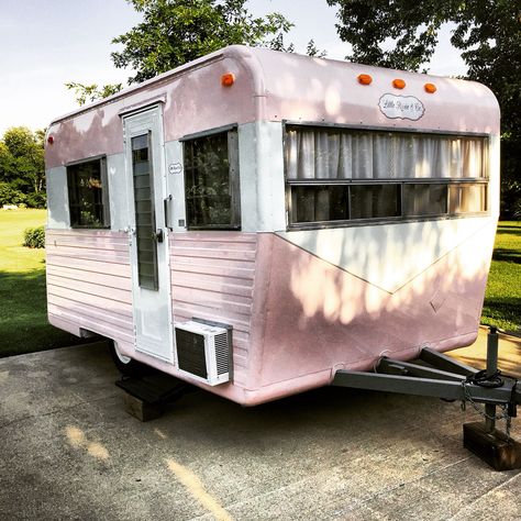 Little Rosie & Co. On location wedding hair and makeup based out of #nashville #traveltrailer #caravan #pink www.facebook.com/LittleRosieAndCo Pink Rv Exterior, Girly Camper, Cottage Trailer, Cute Caravan, Pink Camping, Pink Camper, Trash Magic, Retro Trailer, Rv Exterior