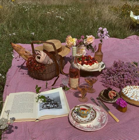 Picnic Aesthetics, Sunday Picnic, Cranes In The Sky, Cottagecore Picnic, Aesthetic Tea, Picnic Inspiration, Garden Picnic, Cottagecore Fairy, Fairy Party