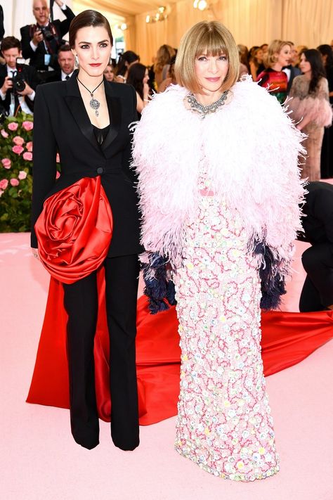 Met Gala 2019 Live Blog: Lady Gaga Arrives in Four Major Looks - Vogue Bee Shaffer, Anna Wintour Style, Met Gala Outfits, Magazine Vogue, Chloë Grace Moretz, Winnie Harlow, Charlotte Gainsbourg, Joan Collins, Donatella Versace