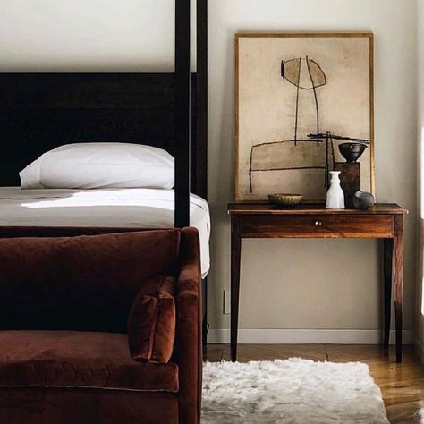 Roman and Williams Guild NY on Instagram: “Bedside @rwguild @roman_and_williams_ #rwguild #romanandwilliams #romanandwilliamsguild #residence #rwguilddesigns #davenportsofa…” Bar In Casa, Casa Vintage, Design Blogs, 아파트 인테리어, Trendy Bedroom, Design Magazine, Decor Minimalist, Cheap Decor, Home Interiors