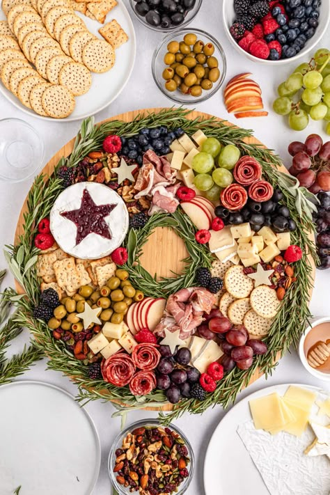 Festive Wreath Charcuterie Board: A Delicious Holiday Centerpiece Christmas Charcuterie Board With Brie, Cheese Board Wreath, Holiday Charcuterie Wreath, Wreath Charcuterie Board Ideas, Charcuterie Board Ideas Christmas Party, Cheese Wreath Platter, Wreath Cheese Board, Charcuterie Wreath Christmas, Christmas Charcuterie Board Holiday Parties