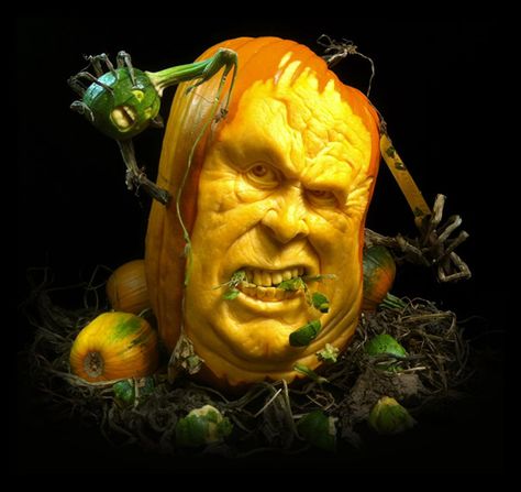 Amazing+Halloween+Pumpkin+Carvings Ray Villafane, Awesome Pumpkin Carvings, Amazing Pumpkin Carving, Creative Pumpkin Carving, Pumpkin Carving Designs, Tall Pumpkin Carving, Carved Pumpkins, Labu Halloween, Tall Pumpkin